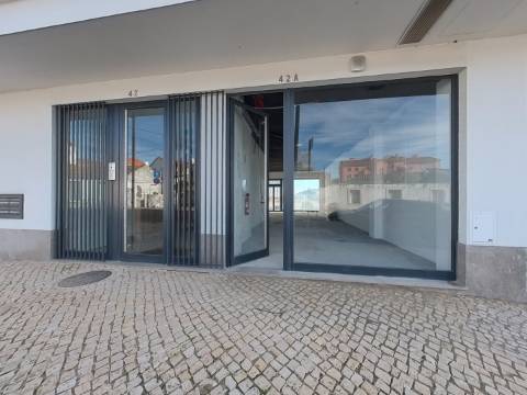 Excelente loja em Caneças com ótima exposição e acessos