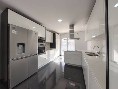 Apartamento T3 na Urbanização Colinas do Cruzeiro, Odivelas.