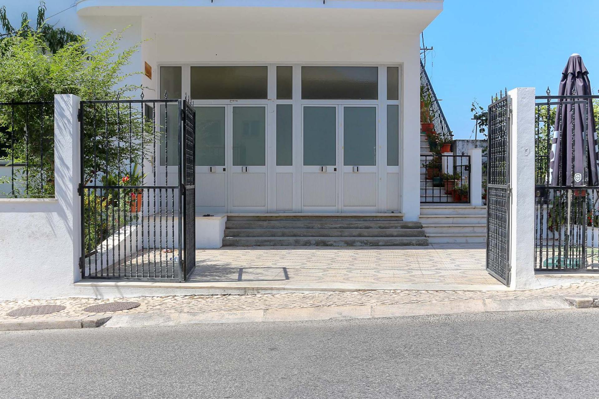 Loja ou Armazém com 128m2 no Casal Novo em Caneças - Odivelas