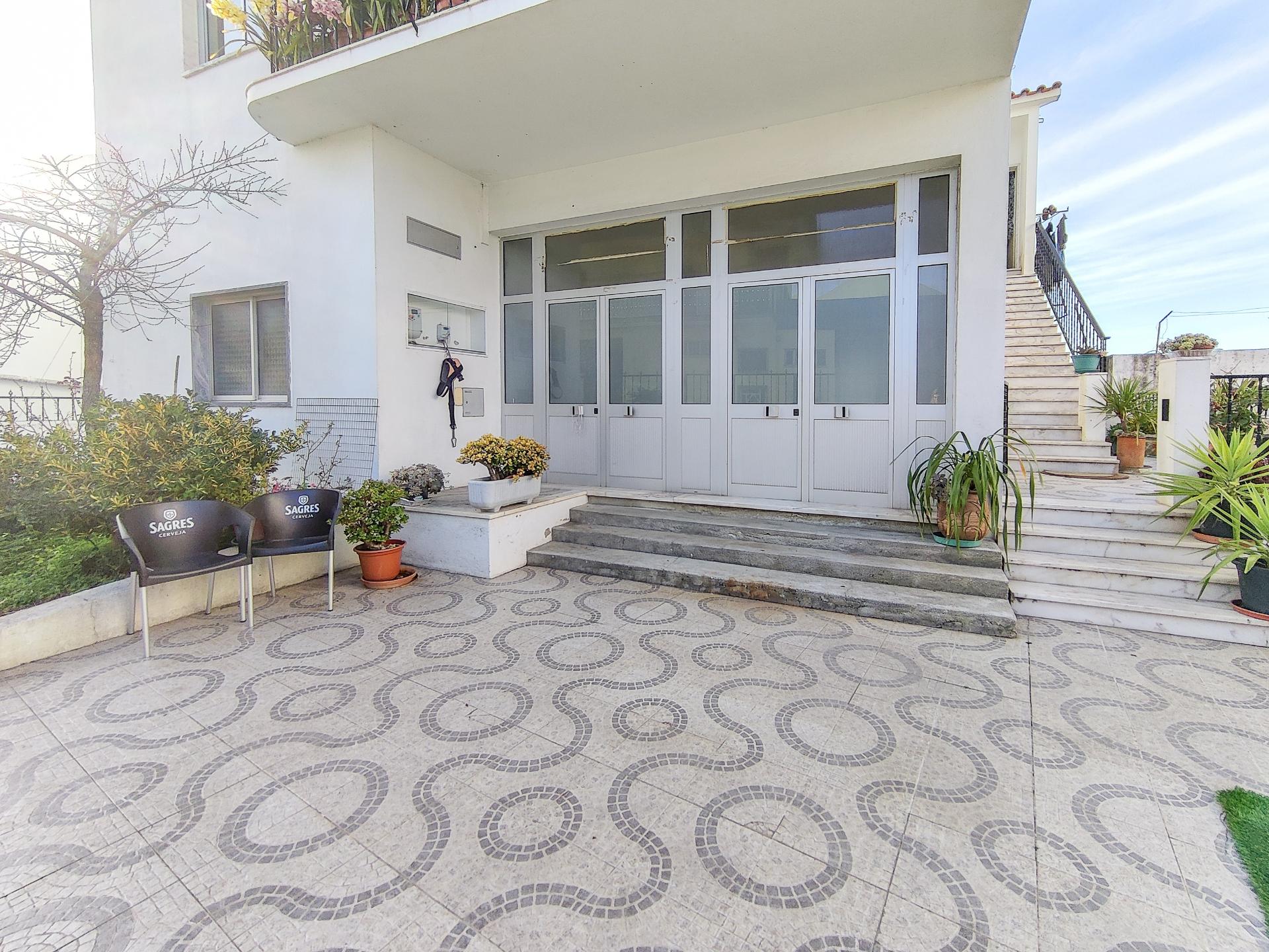 Loja ou Armazém com 128m2 no Casal Novo em Caneças - Odivelas