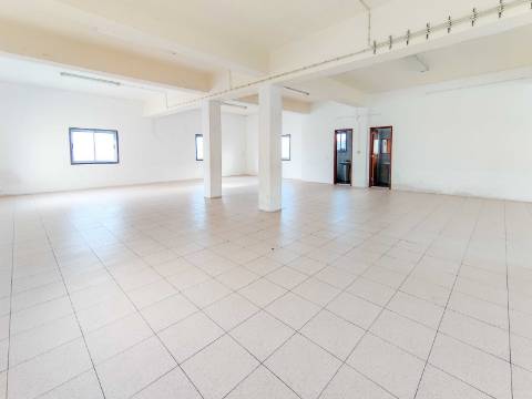 Loja ou Armazém com 128m2 no Casal Novo em Caneças - Odivelas