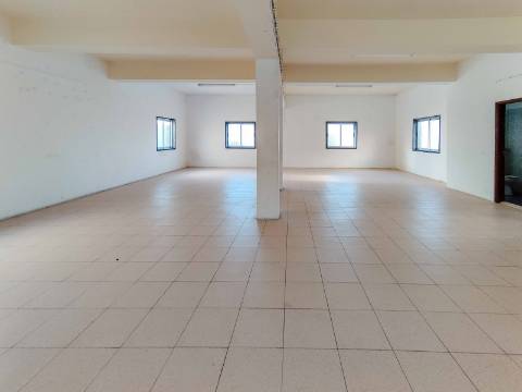 Loja ou Armazém com 128m2 no Casal Novo em Caneças - Odivelas