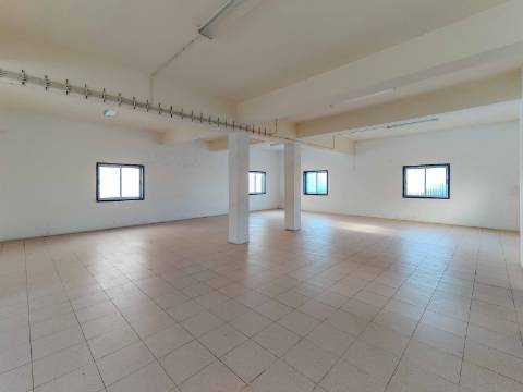Loja ou Armazém com 128m2 no Casal Novo em Caneças - Odivelas