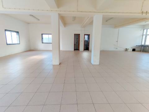 Loja ou Armazém com 128m2 no Casal Novo em Caneças - Odivelas
