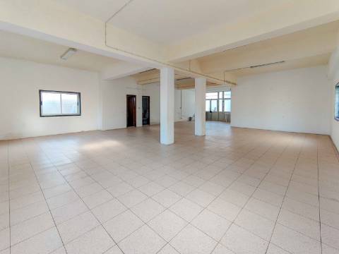 Loja ou Armazém com 128m2 no Casal Novo em Caneças - Odivelas