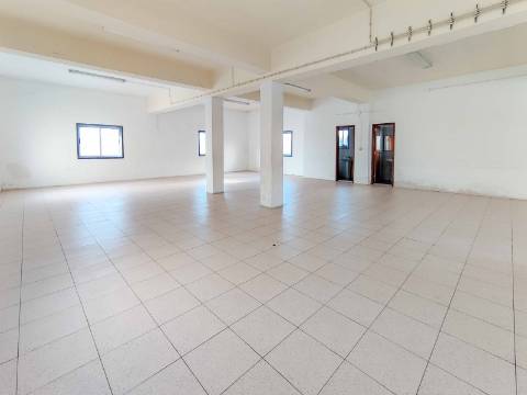 Loja ou Armazém com 128m2 no Casal Novo em Caneças - Odivelas