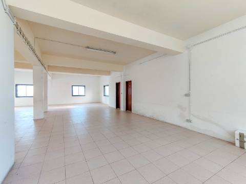 Loja ou Armazém com 128m2 no Casal Novo em Caneças - Odivelas
