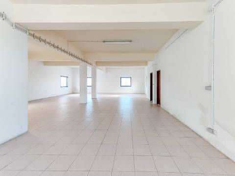 Loja ou Armazém com 128m2 no Casal Novo em Caneças - Odivelas