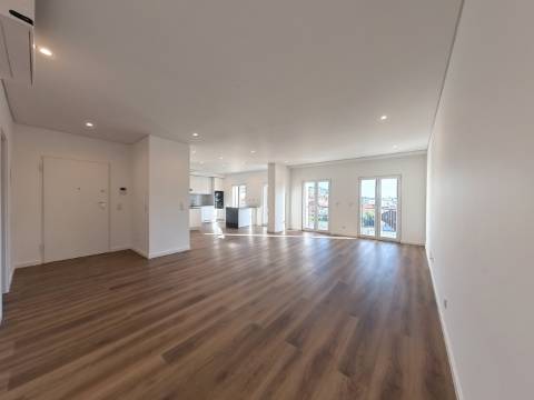 Excelente Apartamento T4 localizado no Centro de Caneças