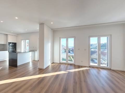 Excelente Apartamento T4 localizado no Centro de Caneças