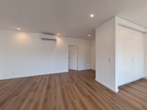 Excelente Apartamento T4 localizado no Centro de Caneças