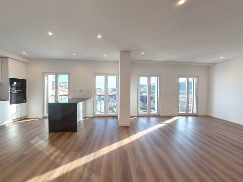 Excelente Apartamento T4 localizado no Centro de Caneças