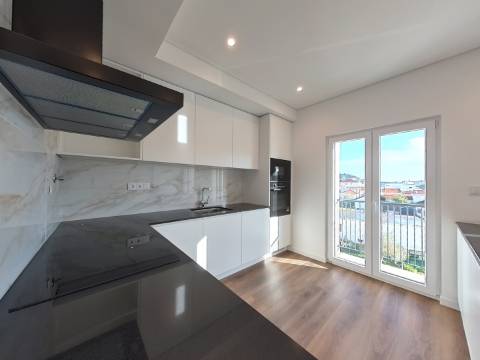 Excelente Apartamento T4 localizado no Centro de Caneças