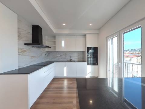 Excelente Apartamento T4 localizado no Centro de Caneças