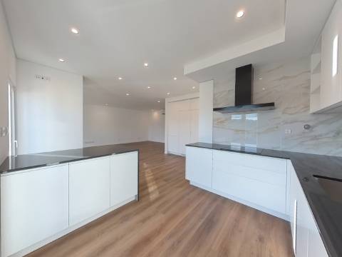 Excelente Apartamento T4 localizado no Centro de Caneças