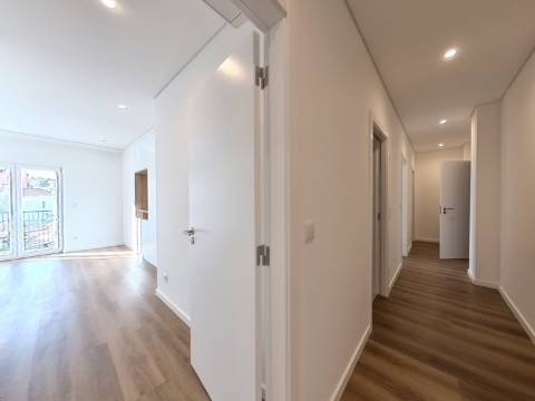 Excelente Apartamento T4 localizado no Centro de Caneças