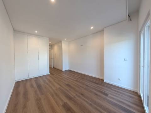 Excelente Apartamento T4 localizado no Centro de Caneças