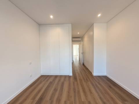 Excelente Apartamento T4 localizado no Centro de Caneças