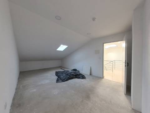 Excelente Apartamento T4 localizado no Centro de Caneças