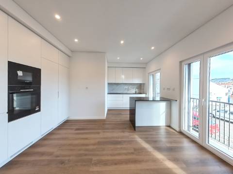 Elegante Apartamento T3 localizado no Centro de Caneças