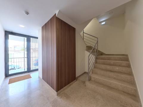 Elegante Apartamento T3 localizado no Centro de Caneças