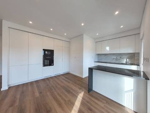 Elegante Apartamento T3 localizado no Centro de Caneças