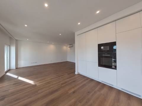 Elegante Apartamento T3 localizado no Centro de Caneças