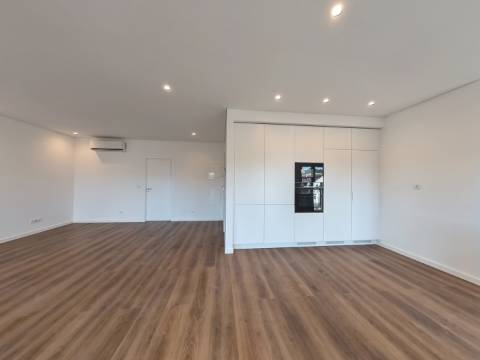 Elegante Apartamento T3 localizado no Centro de Caneças