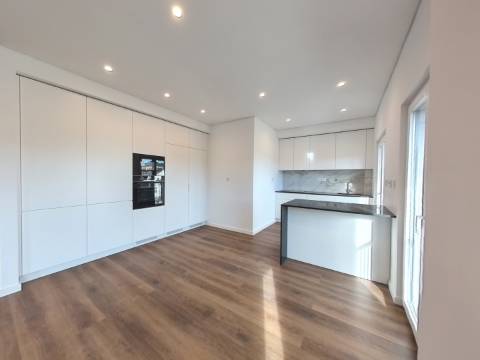 Elegante Apartamento T3 localizado no Centro de Caneças