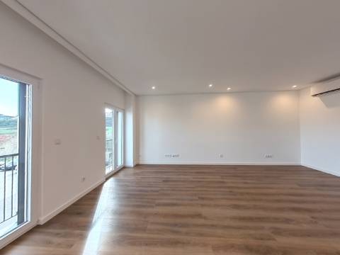 Elegante Apartamento T3 localizado no Centro de Caneças