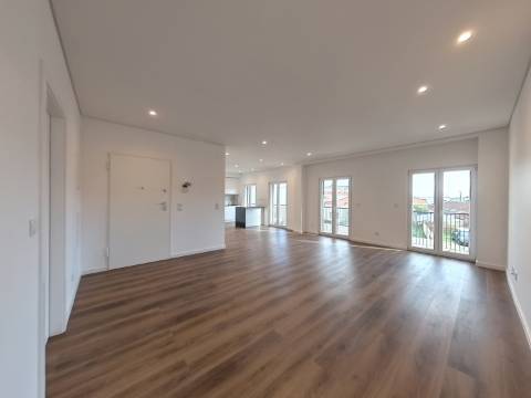 Elegante Apartamento T3 localizado no Centro de Caneças