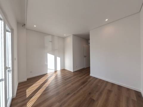 Elegante Apartamento T3 localizado no Centro de Caneças