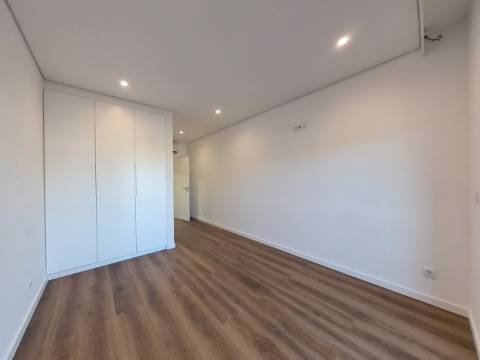 Elegante Apartamento T3 localizado no Centro de Caneças