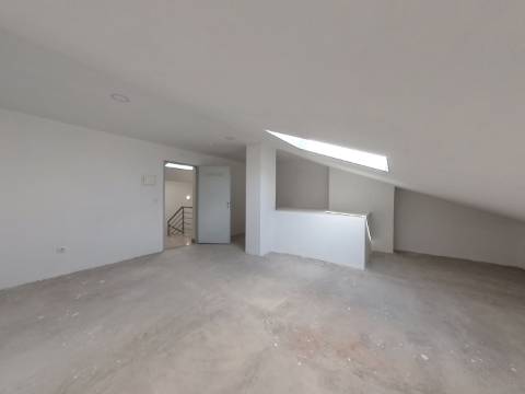 Elegante Apartamento T3 localizado no Centro de Caneças