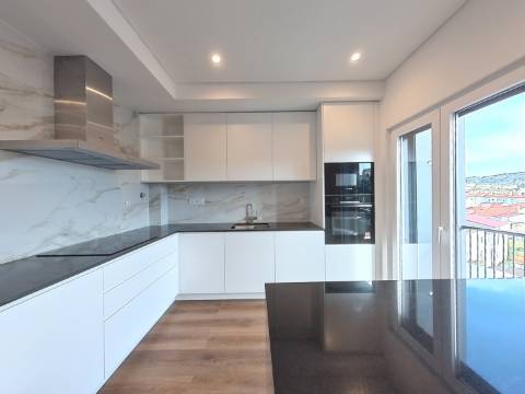 Magnífico Apartamento T3+2 Duplex localizado no centro de Caneças