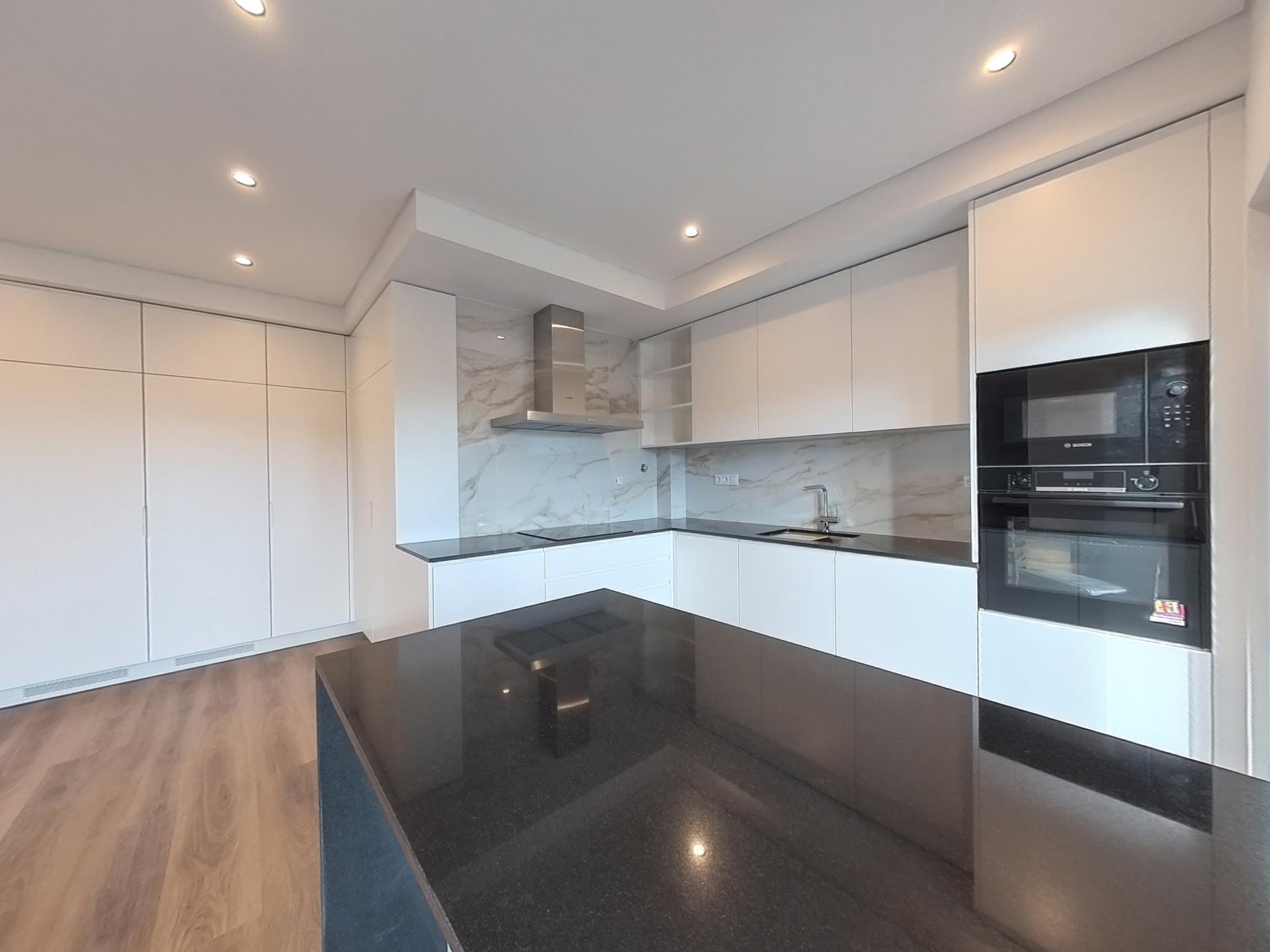 Magnífico Apartamento T3+2 Duplex localizado no centro de Caneças