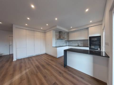 Magnífico Apartamento T3+2 Duplex localizado no centro de Caneças