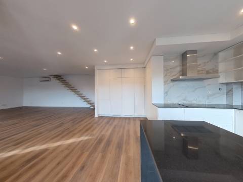 Magnífico Apartamento T3+2 Duplex localizado no centro de Caneças