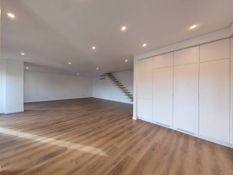Magnífico Apartamento T3+2 Duplex localizado no centro de Caneças