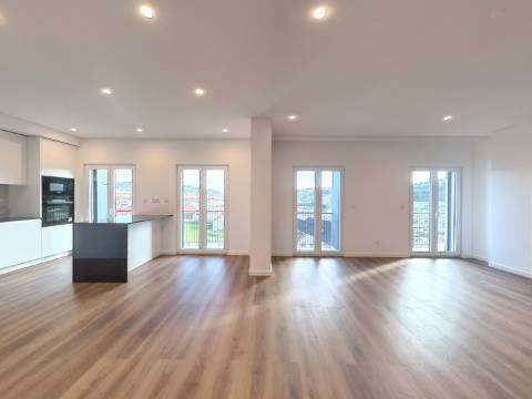 Magnífico Apartamento T3+2 Duplex localizado no centro de Caneças