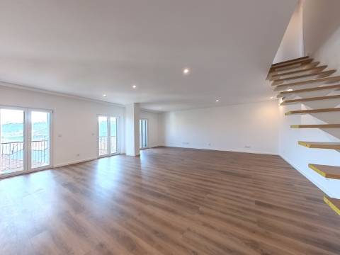 Magnífico Apartamento T3+2 Duplex localizado no centro de Caneças