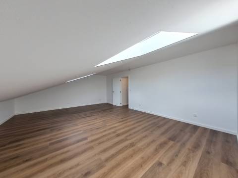 Magnífico Apartamento T3+2 Duplex localizado no centro de Caneças