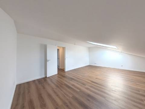 Magnífico Apartamento T3+2 Duplex localizado no centro de Caneças