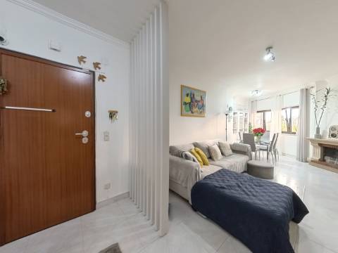 Apartamento T2+1 com Cozinha e Casa de Banho Renovadas no Infantado - Loures