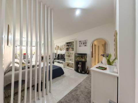 Apartamento T2+1 com Cozinha e Casa de Banho Renovadas no Infantado - Loures