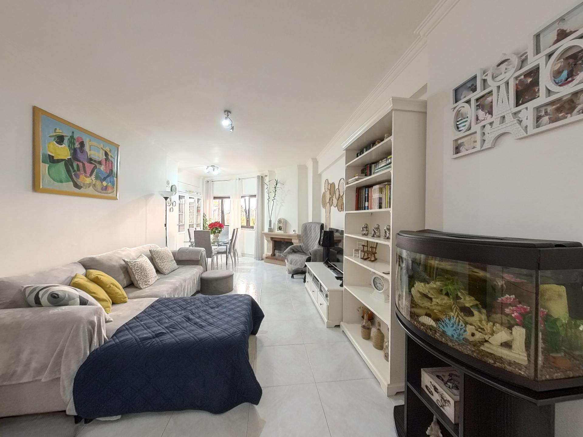 Apartamento T2+1 com Cozinha e Casa de Banho Renovadas no Infantado - Loures