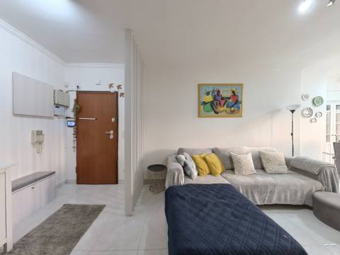 Apartamento T2+1 com Cozinha e Casa de Banho Renovadas no Infantado - Loures
