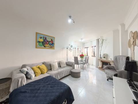 Apartamento T2+1 com Cozinha e Casa de Banho Renovadas no Infantado - Loures