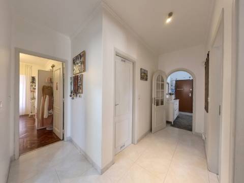 Apartamento T2+1 com Cozinha e Casa de Banho Renovadas no Infantado - Loures