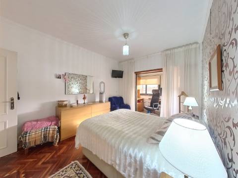 Apartamento T2+1 com Cozinha e Casa de Banho Renovadas no Infantado - Loures